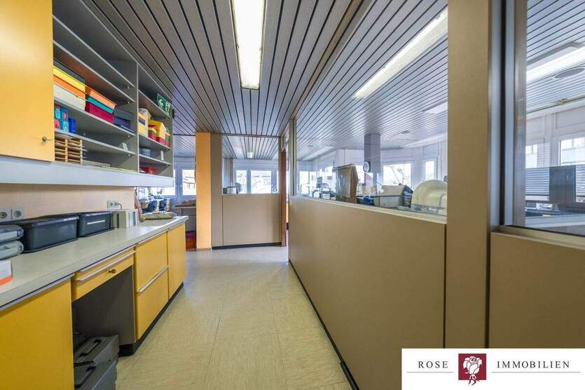 Riesengroße Gewerbeeinheit mit 4 Außenstellplätzen und Tiefgaragenbox im Zentrum von Köngen! 8 zimmer