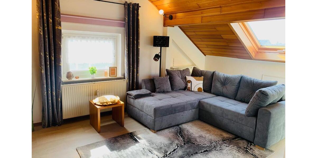 Renovierte und voll möblierte DG-Wohnung für Single-Person zimmer