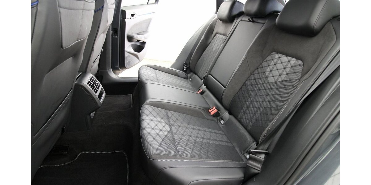 VW Golf VIII Variant 1.5 TSI R-Line LED+KAMERA+ACC 38.673 km 26.900 &euro; Hagenow 19230