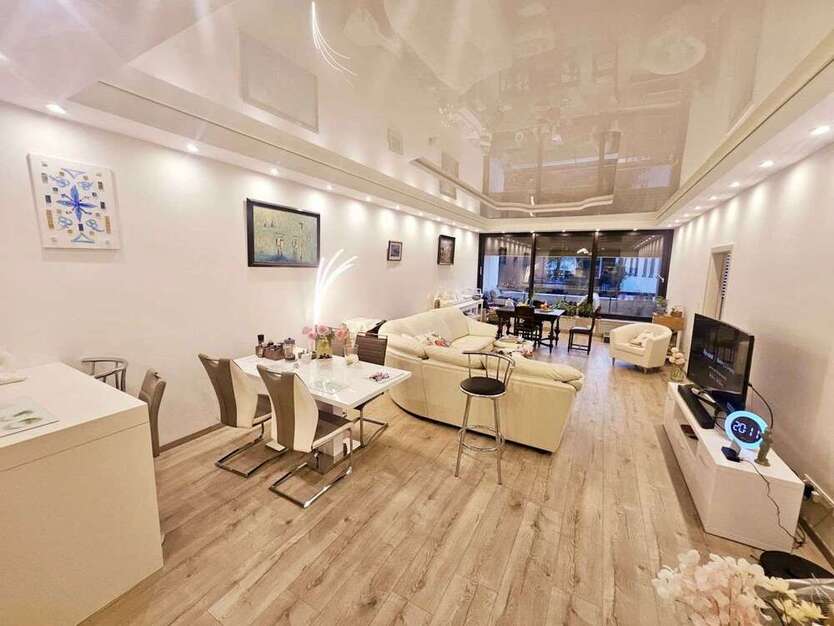 Wohnung zum Kaufen in Mönchengladbach 199.000 € 131.9 m²