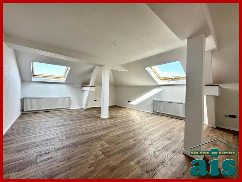ais-GmbH bietet an: Renovierte 4 Zimmer Wohnung in der Südstadt.