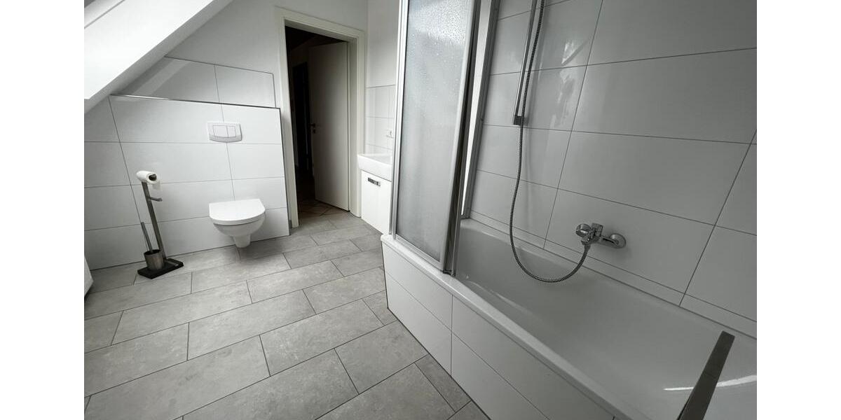 #geräumige Dachgeschoss-Wohnung#offen#hell#Balkon 2 zimmer