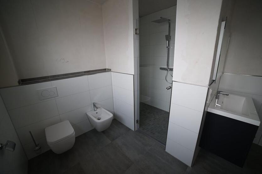 Luxuriöse Doppelhaushälfte mit viel Wohnraum und Garten