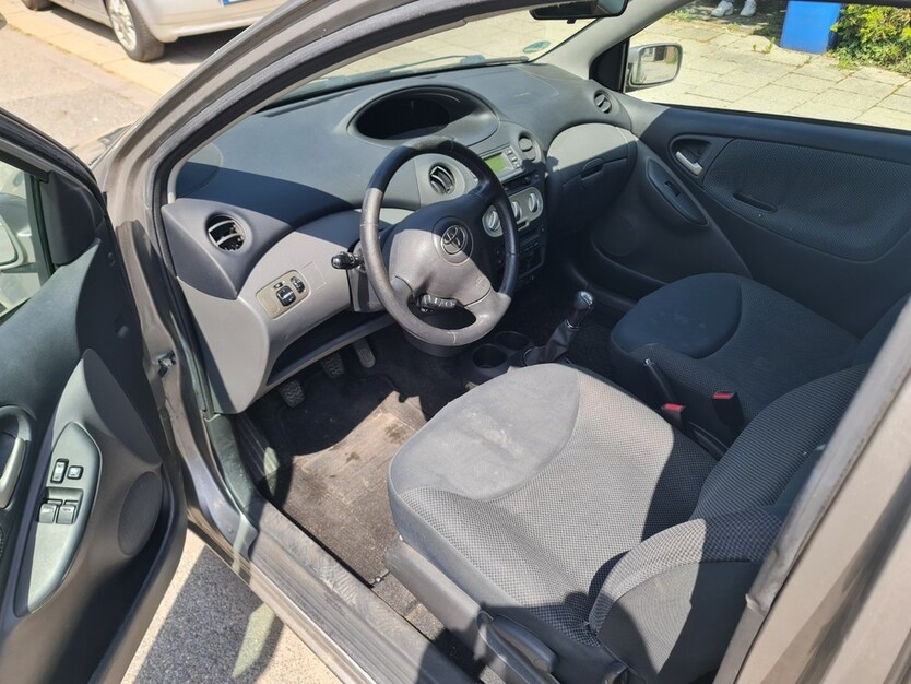 Toyota Yaris 297.999 km 1.550 € München 80313