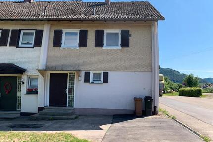 Reihenhaus 239 qm Grund, Wfl. 82 qm, Garten, zwei Garagen, 3.5 zimmer