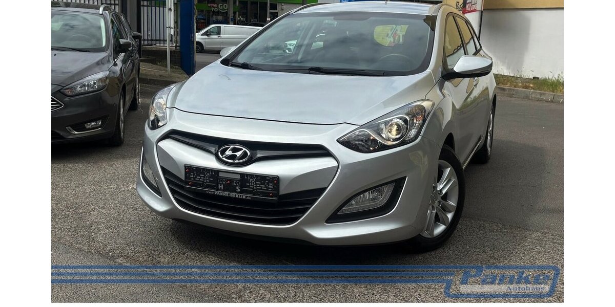 Hyundai i30 FIFA World Cup Edition*NAV*SHZ*StandH*R-CAM* 49.964 km 9.990 &euro; Berlin 13187