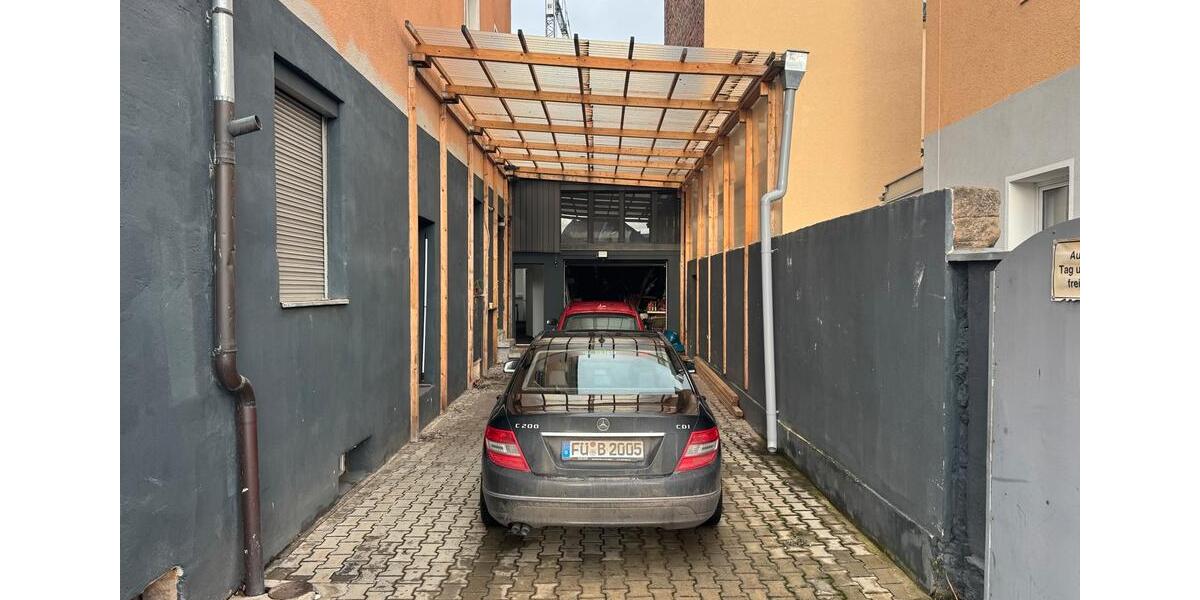Wohnhaus und Wohnung und Lager mit Innenhof 80 m2 4 zimmer