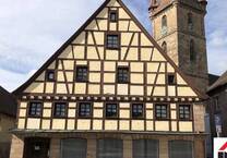 *Sofort frei - 1 Zimmer + ausgebauter Spitzboden - möbliert - Bad mit Wanne und Fenster*