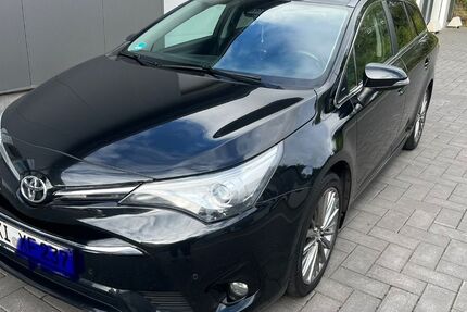 Toyota Avensis 142.500 km 10.300 &euro; Kiel 24143