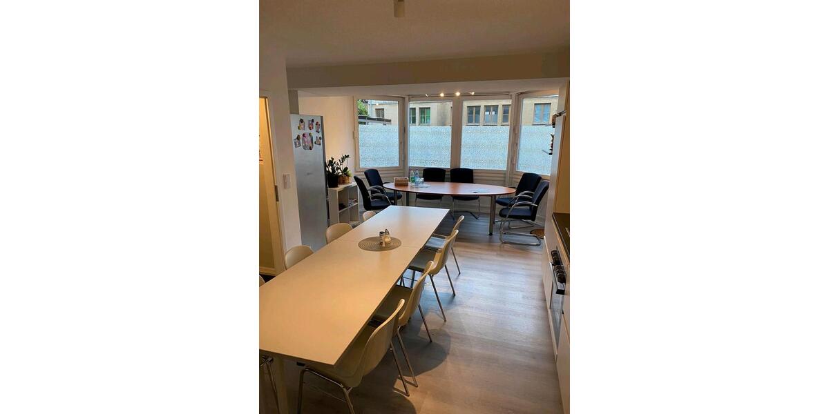 helle und geräumige PraxisBüro zimmer