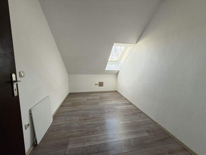 Wohnen und Arbeiten - Große Wohnung mit separatem Büro oder Gästeapartment in Nittendorf! 5 zimmer