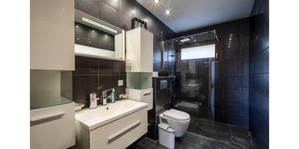 Komfort-Wohnung (SANIERT) 126qm + 32qm Balkon 5 zimmer