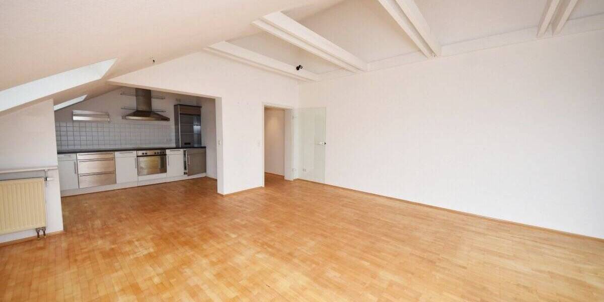 DIETZ: Feine 2-Zimmer-Dachgeschosswohnung mit großem SÜD-WEST Balkon und Einbauküche! 2 zimmer