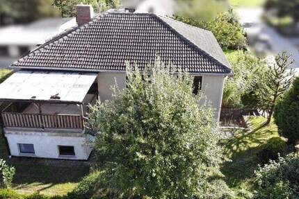 Familienhaus mit Terrasse, Einliegerwohnung und Nebengelass in ruhiger Lage 9 zimmer