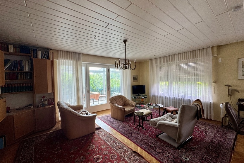 Oberursel - Oberstedten: Großzügiges Grundstück mit Altbestand! 3.5 zimmer