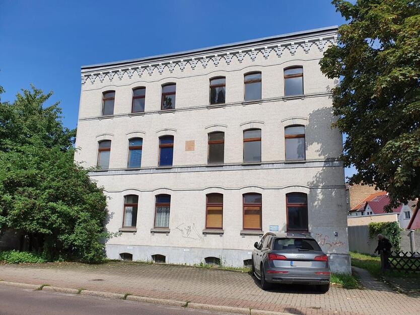 Mehrfamilienhaus mit 330m² Wohnfläche, sanierungsbedürftig
