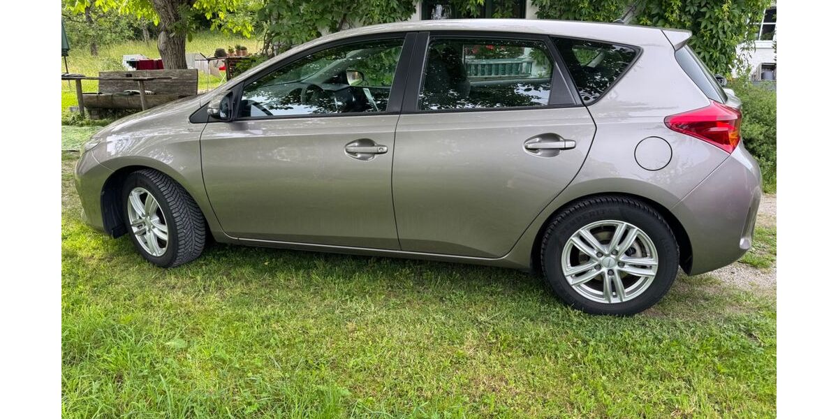 Toyota Auris 86.000 km 9.700 &euro; Weßling 82234
