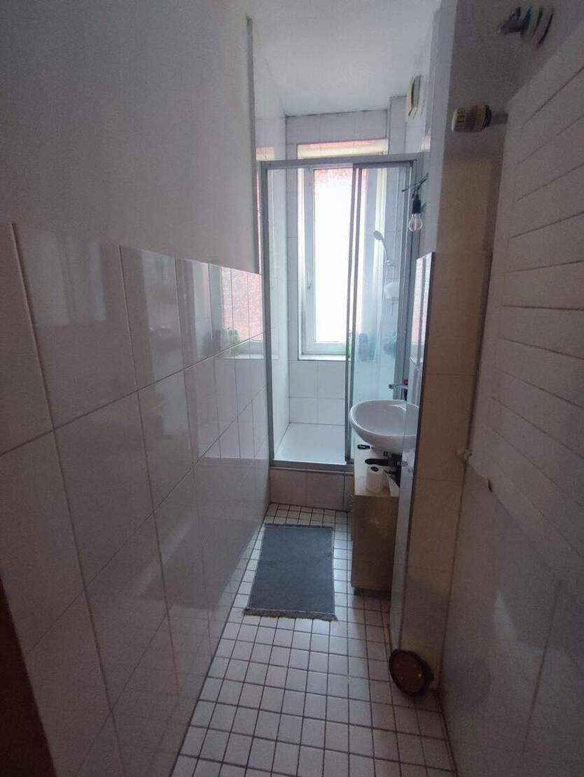 5-Zimmerwohnung, vermietet, renovierungsbedürftig 5 zimmer