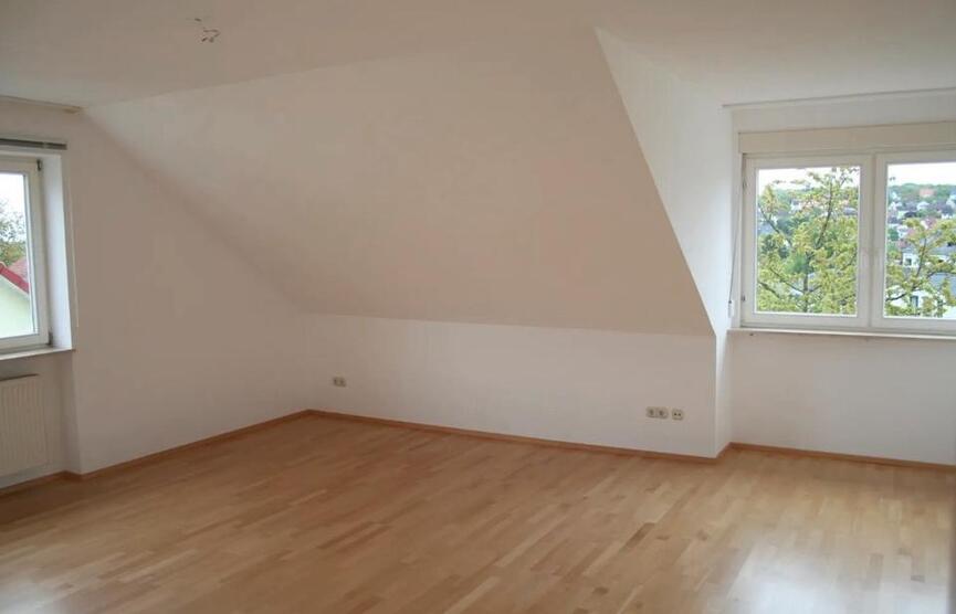Top gepflegte 3-Zimmer DG-Wohnung mit EBK und Balkon