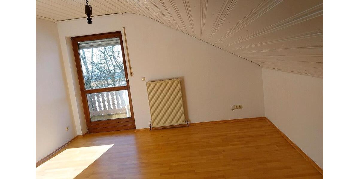 Dachgeschoßwohnung Geiselhöring - 4 Zimmer, 89 m&sup2;, 800&euro; | Angebot:25310536