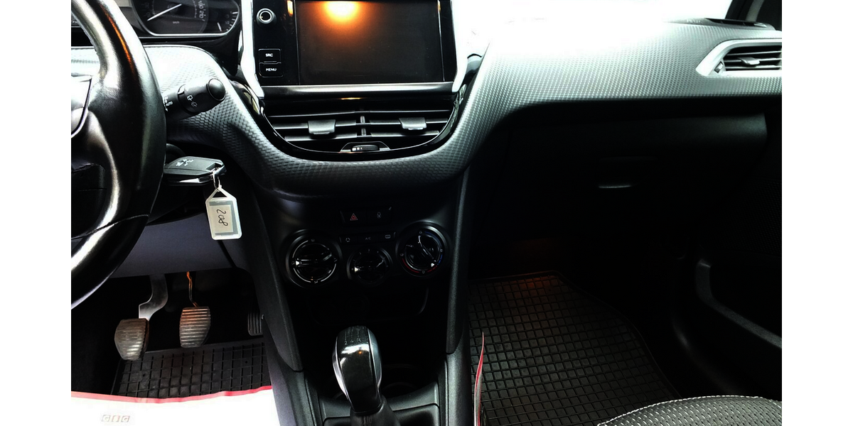 Peugeot 208 1.2 PURE TECH ALLURE KLIMA PDC SHZ SPORT LMF 98.599 km 7.500 &euro; Köln 50858