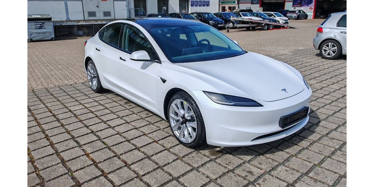 Tesla Model 3 4.606 km 43.470 &euro; Braunschweig 38112