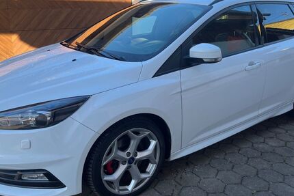 Ford Focus 124.492 km 11.100 &euro; Palling 83349