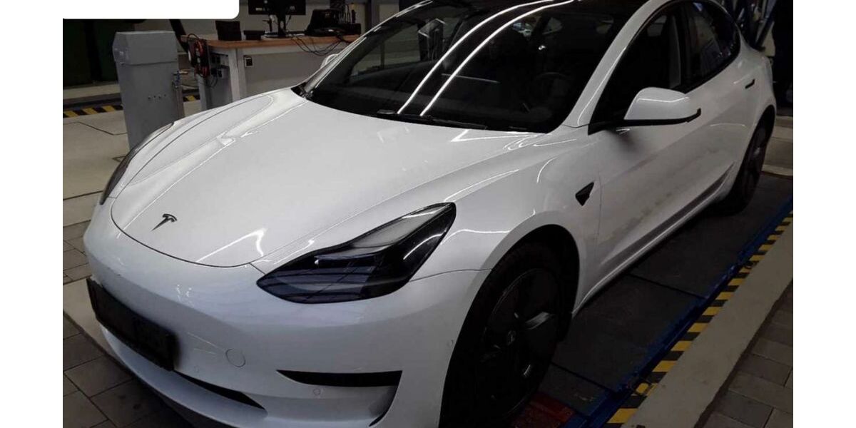 Tesla Model 3 41.852 km 23.750 &euro; Steinbach-Hallenberg OT Herges-Hallenberg 98587