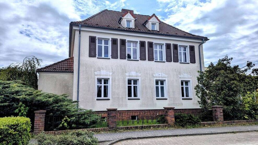 Wohnen & Arbeiten unter einem Dach: Stilvolles Zweifamilienhaus mit Gartenparadies 8 zimmer