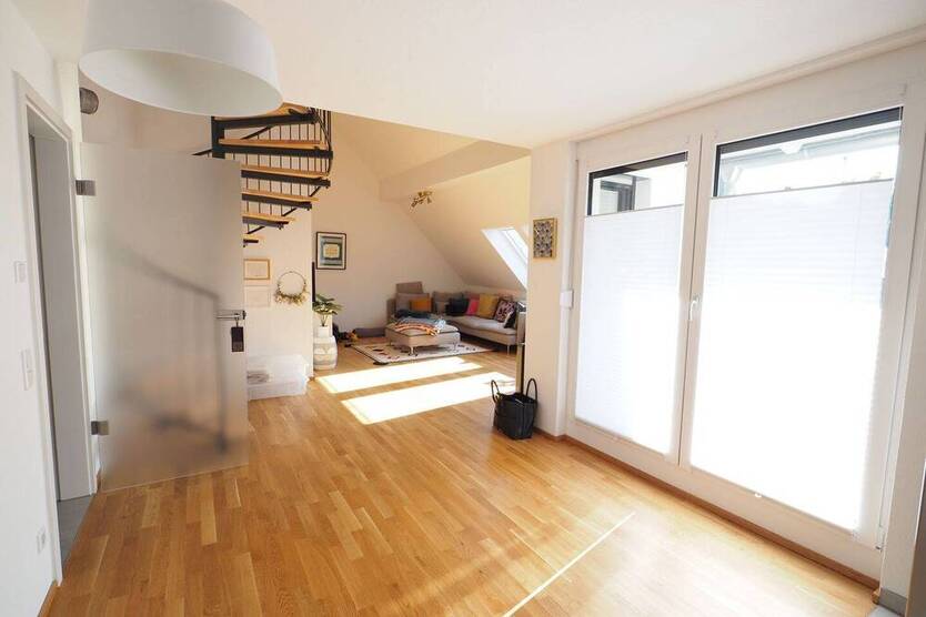 Wunderschöne, moderne und helle 3-Zimmer-GalerieWohnung mit Einbauküche und toller Dachterrasse in ruhiger und zentrumsnaher Lage in 90419 Nürnberg