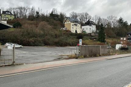 Geschotterte und eingezäunte Freifläche mit LKW-Zufahrt – Plettenberg zimmer