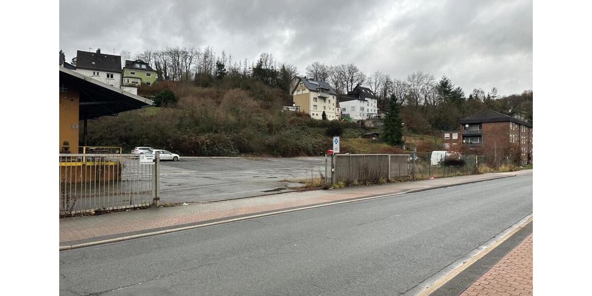 Geschotterte und eingezäunte Freifläche mit LKW-Zufahrt – Plettenberg zimmer