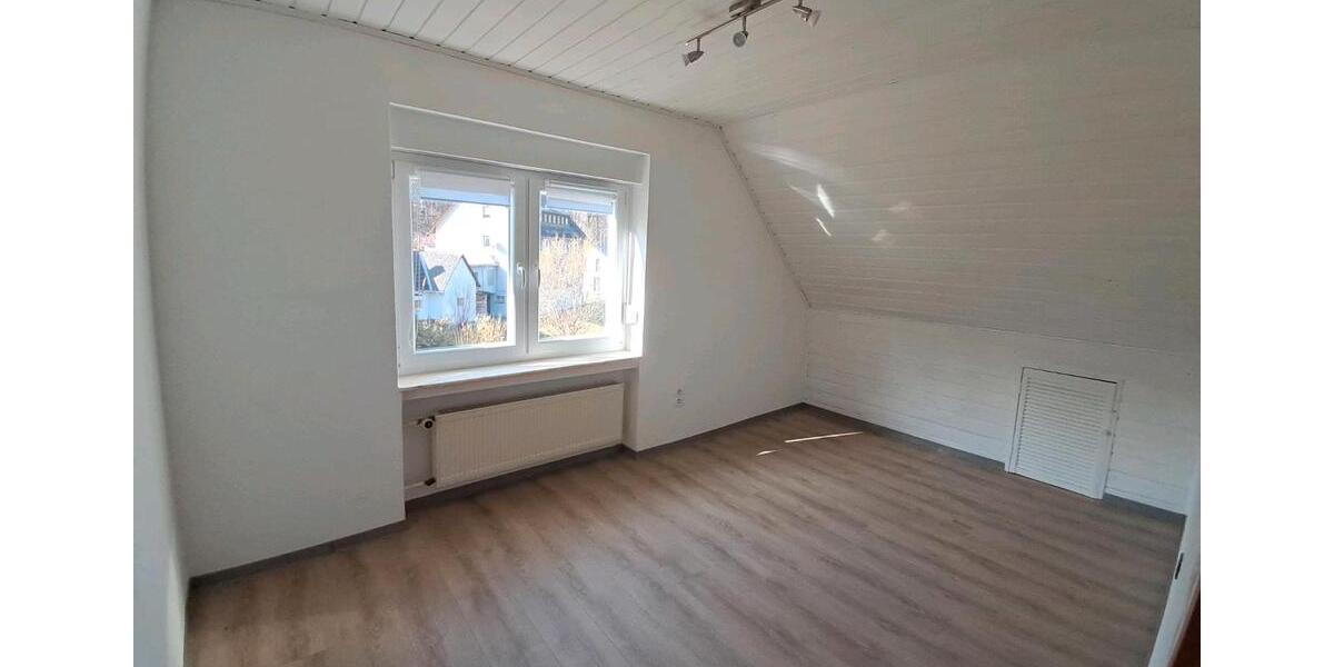 Dachgeschoßwohnung Steffenberg - 4 Zimmer, 100 m&sup2;, 880&euro; | Angebot:26311660