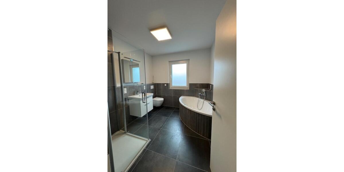 Neuwertige 3-Zi-Whg, EBK, 2Bäder, Tiefgarage, Keller, PV 3 zimmer