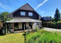 Geräumiges Einfamilienhaus mit Garten und Carport