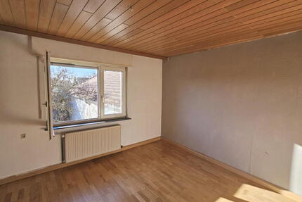 ObjNr:19144 - Geräumiges Haus für z.B. 2 Generationen in ruhiger Ortsrandlage in Heuchelheim 7 zimmer