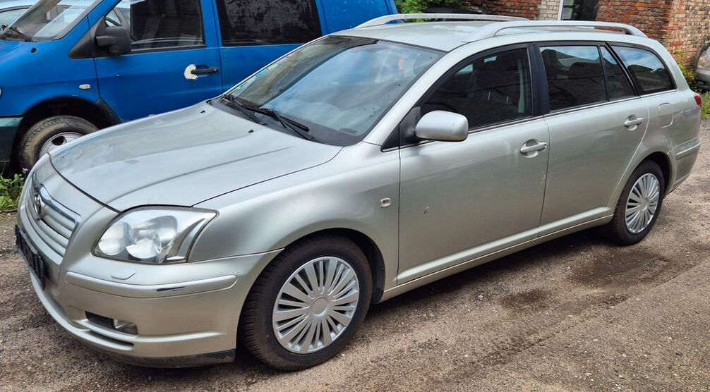 Toyota Avensis 242.000 km 1.999 € Löwenberger Land OT Teschendorf 16775
