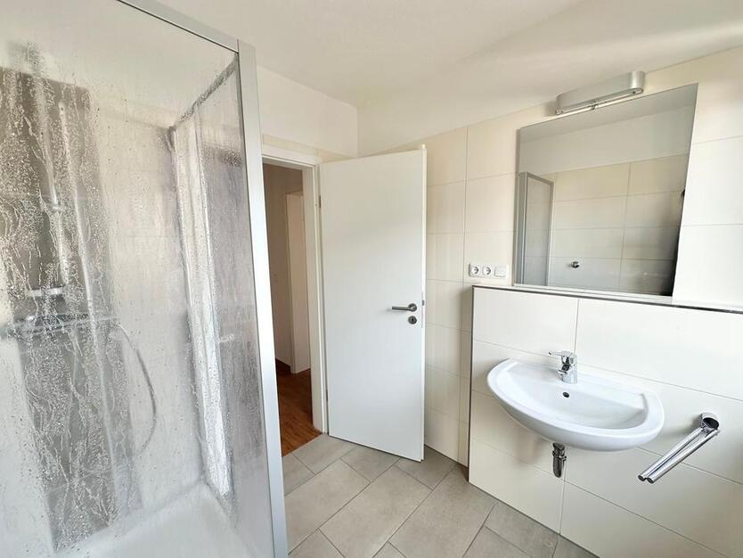 Alles in Deiner Nähe: 4-Zimmer-Oberwohnung mit Einbauküche & Loggia zimmer