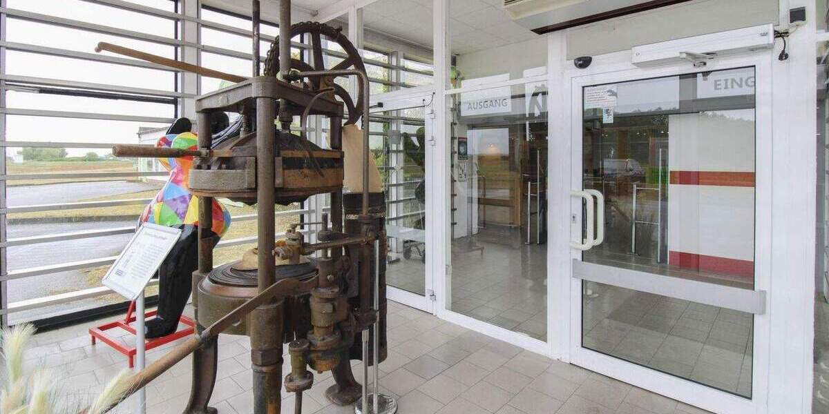 Eigenes Business oder Investment: Bezugsfreie Ausstellungsfläche mit normaler Ausstattung zimmer