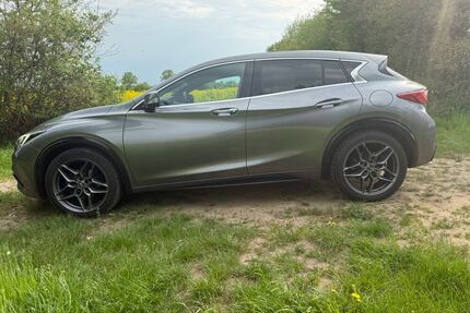 INFINITI Q30