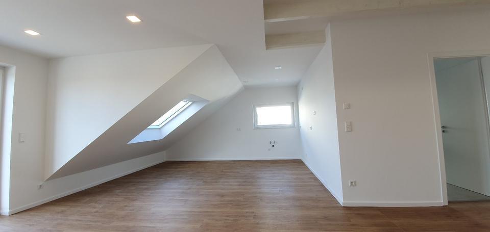 Charmante 2-Zimmer Dachgeschosswohnung mit Großen Balkon in Disse zimmer