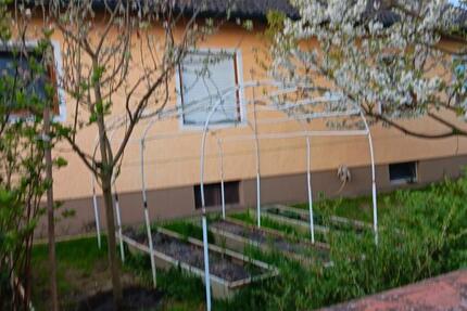 Einfamilienhaus mit Garage, Garten und Nebengebäude