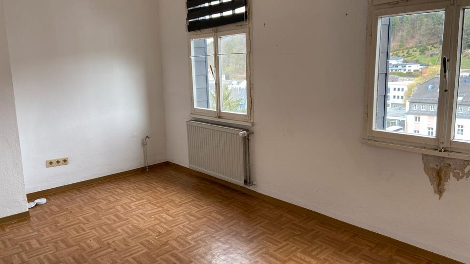 Villa Adenau - 7 Zimmer, 150 m&sup2;, 1.000&euro; | Angebot:26042213