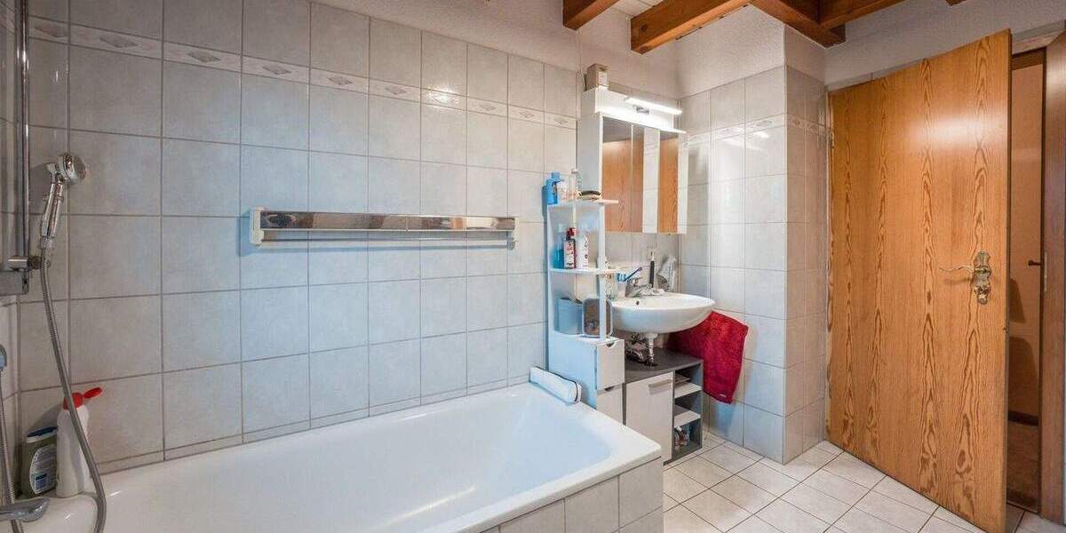 Helle Dachgeschosswohnung mit ausgebauter Bühne, Stellplatz und wunderschönem Ausblick auf die Felder von Leutenbach 4 zimmer