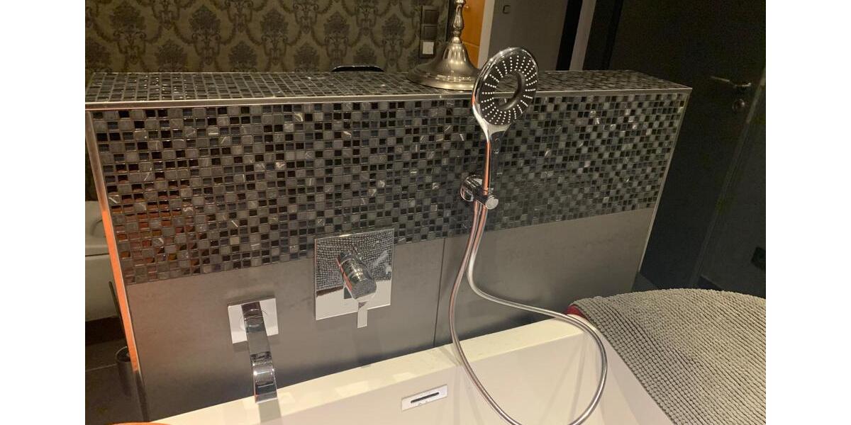 Mod. App. Tageslichtbad Wanne Dusche Fußbodenhzg. E-Rollläden 2 zimmer