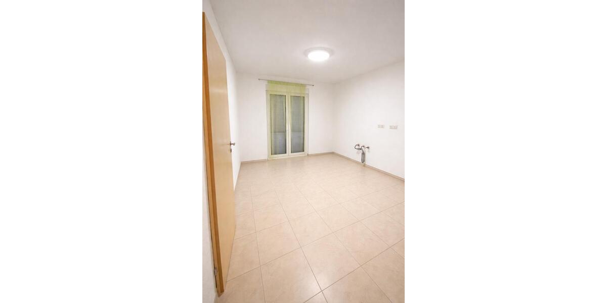 Mietwohnung: 85 m², Fußbodenheizung, Terrasse, Stellplatz 3 zimmer