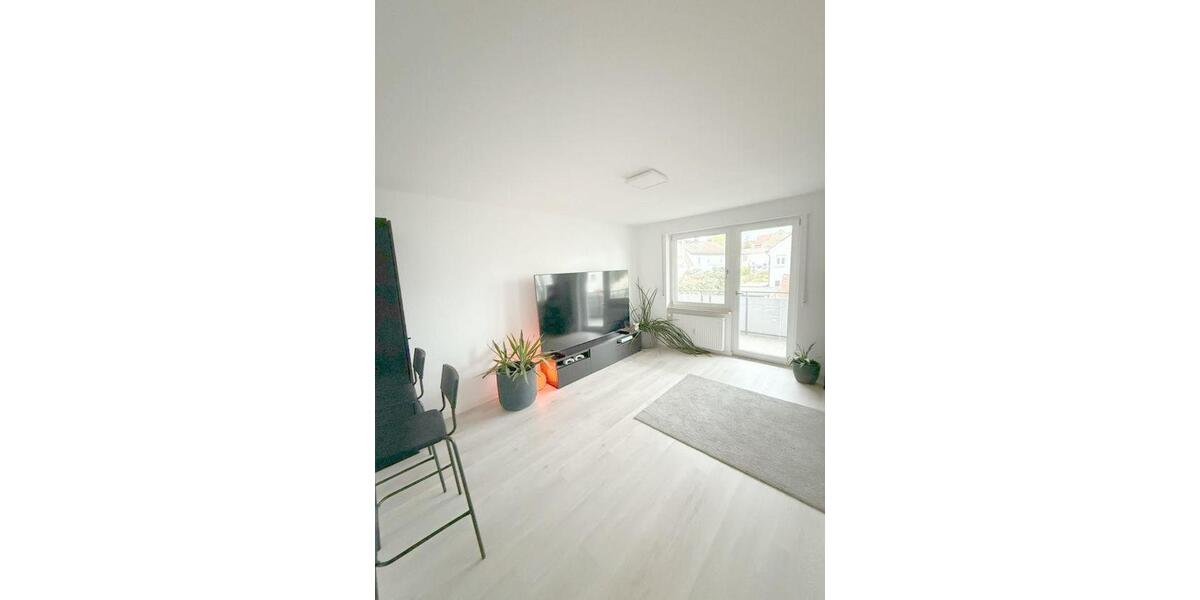 Sehr schöne, helle 1 Zi-Whg mit EBK und Balkon in Waldbüttelbrunn 1 zimmer