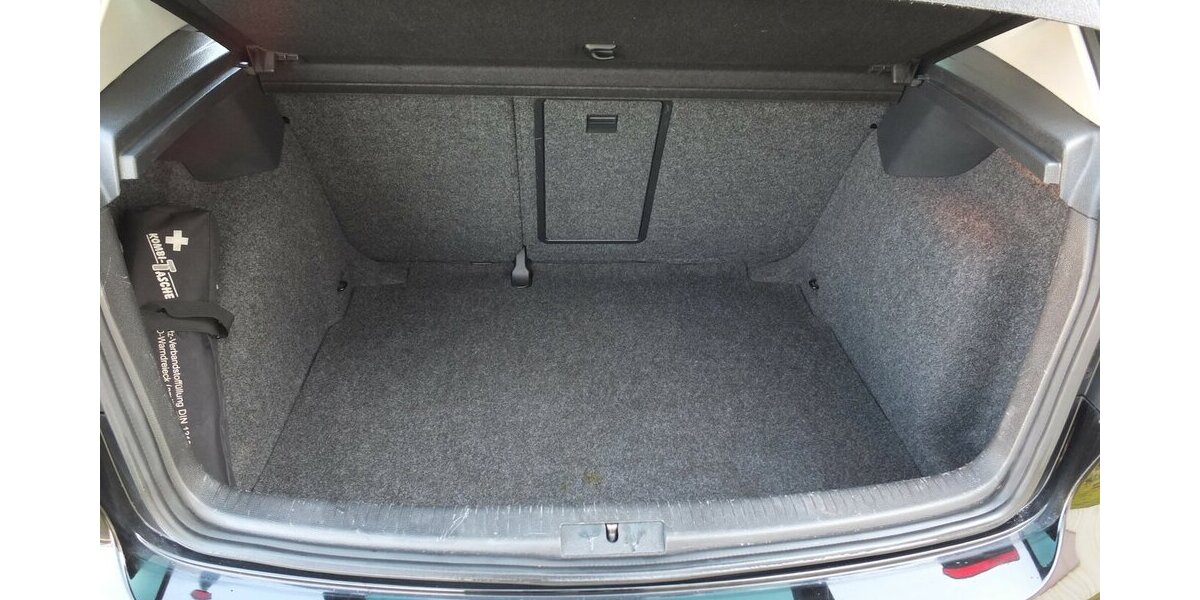 VW Golf STYLE TIPTRONIC KLIMAAUT 5-TÜRIG PARKPILOT 146.255 km 8.408 &euro; Köln 50858