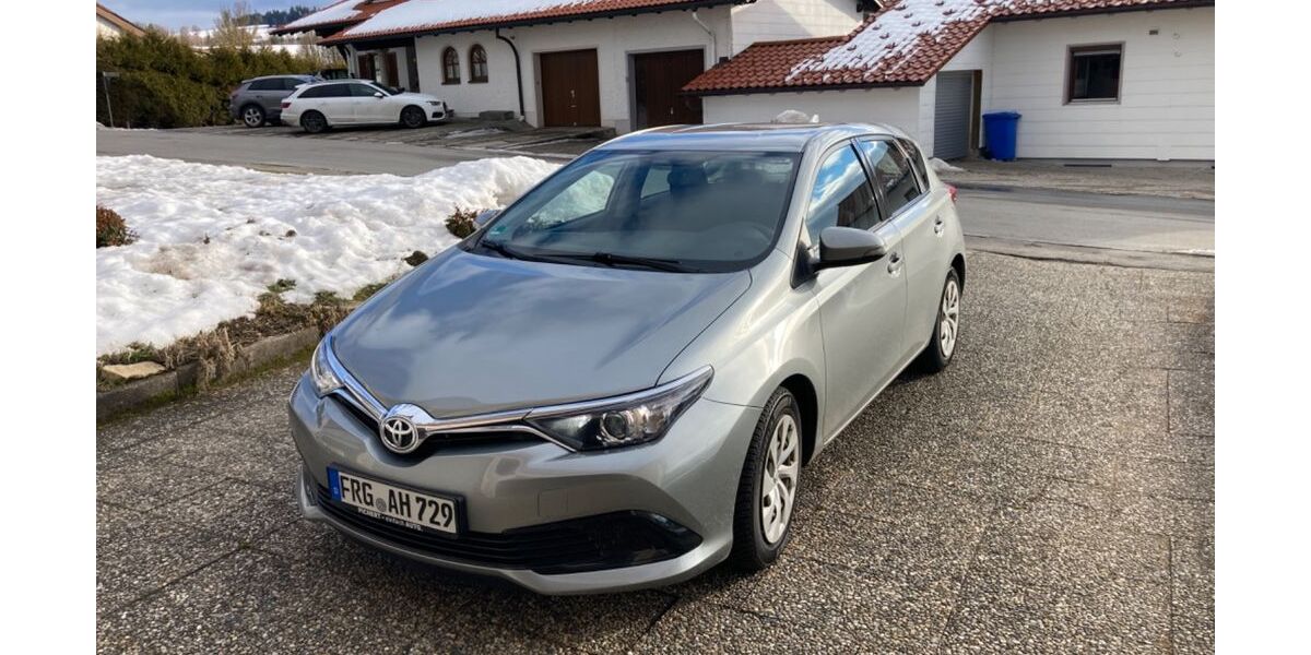 Toyota Auris 68.200 km 9.800 &euro; Giengen 89537