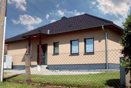 EIN GRUNDSTÜCK, VIELE MÖGLICHKEITEN Moderner Bungalow und viel Platz zum Verwirklichen 4 zimmer